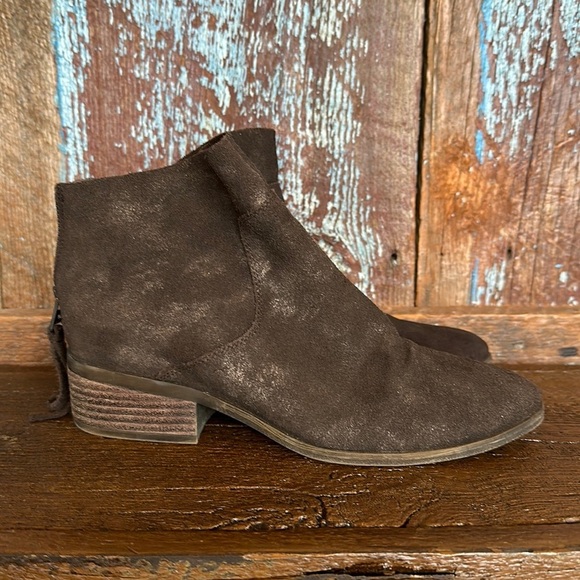 Lucky Brand Lahela Metallic Nubuck Leather Almond Toe Ankle Bootie Size 7 - Picture 1 of 8